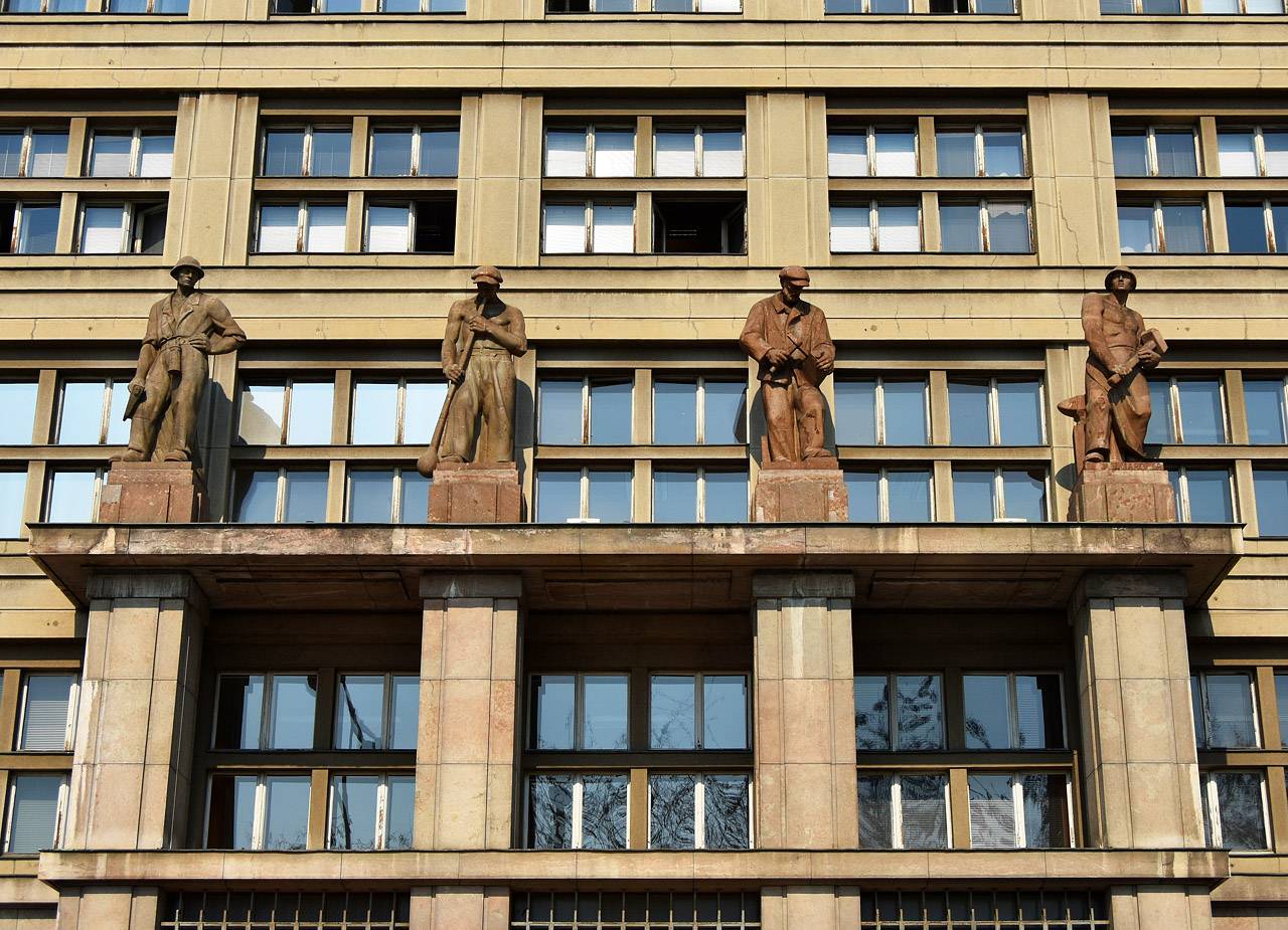 Прага, Nábřeží Kapitána Jaroše, 7. Монументальное искусство (мозаики, росписи, барельефы, сграфито)