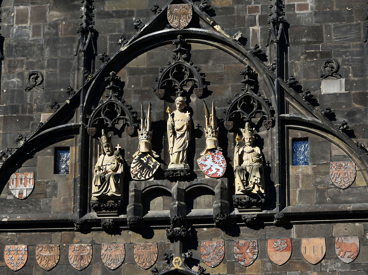 Прага, Karlův most / Křižovnické náměstí, (?)*. Монументальное искусство (мозаики, росписи, барельефы, сграфито)