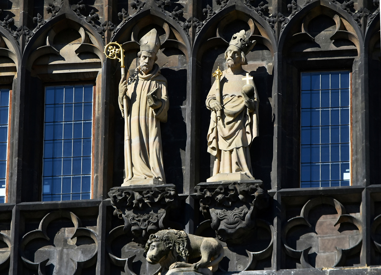 Прага, Karlův most / Křižovnické náměstí, (?)*. Монументальное искусство (мозаики, росписи, барельефы, сграфито)