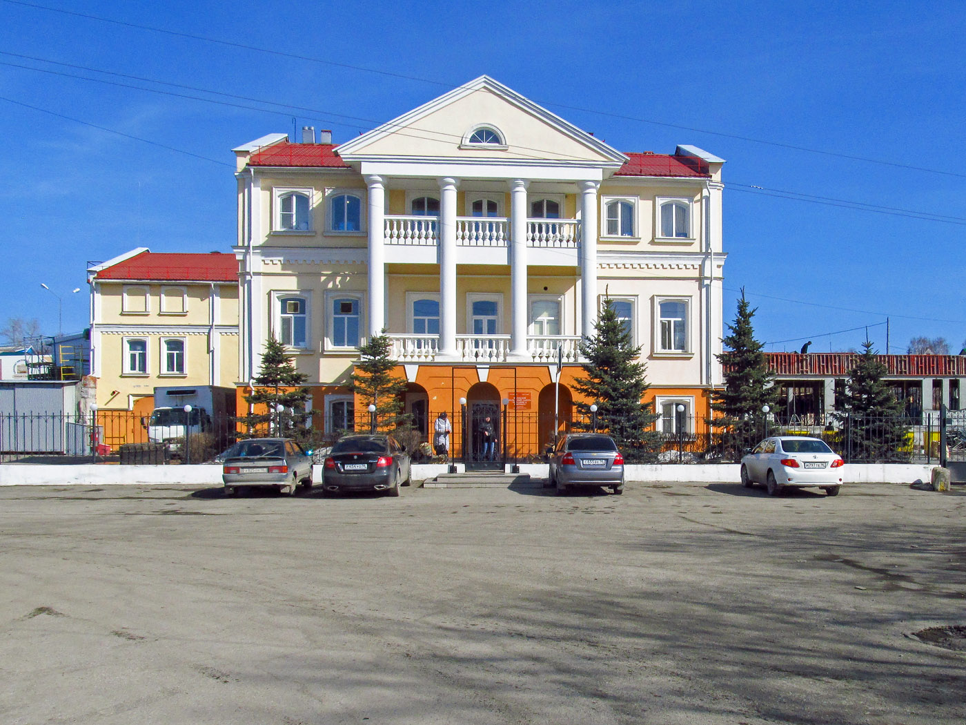 Полевской, Школьная улица, 1