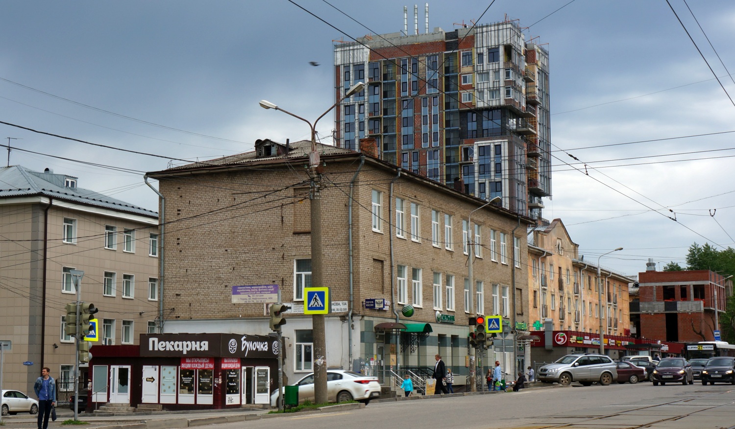 Пермь, Улица Мира, 104 / Улица Космонавта Леонова, 19; Улица Мира, 102; Улица Мира, 100