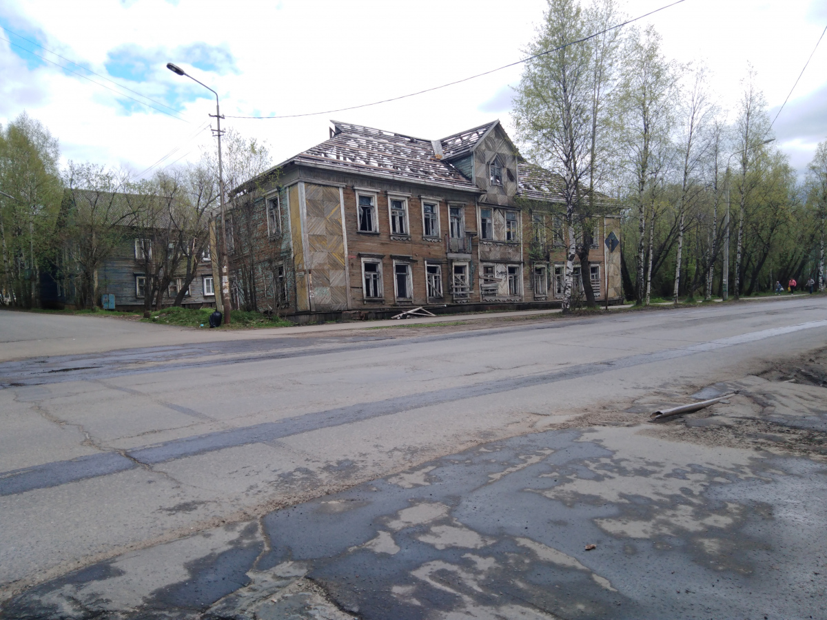 Архангельск, Улица Красных Маршалов, 15 / Партизанская улица, 32