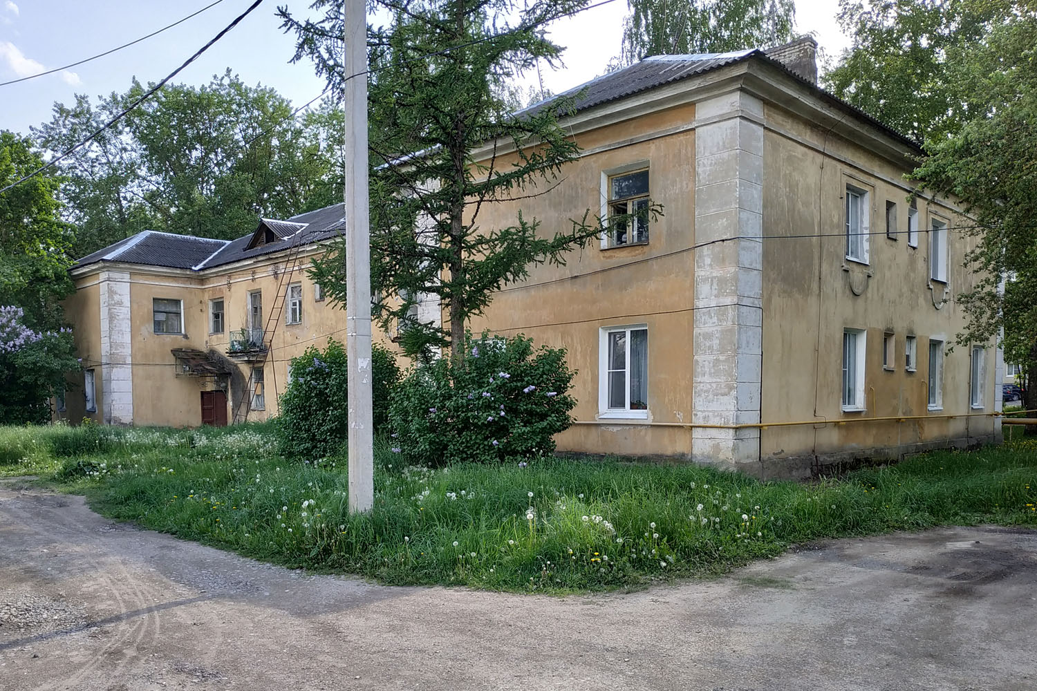 Назия, Комсомольский проспект, 4