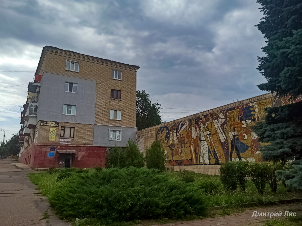 Лисичанськ, Улица Менделеева, 42. Монументальное искусство (мозаики, росписи, барельефы, сграфито)