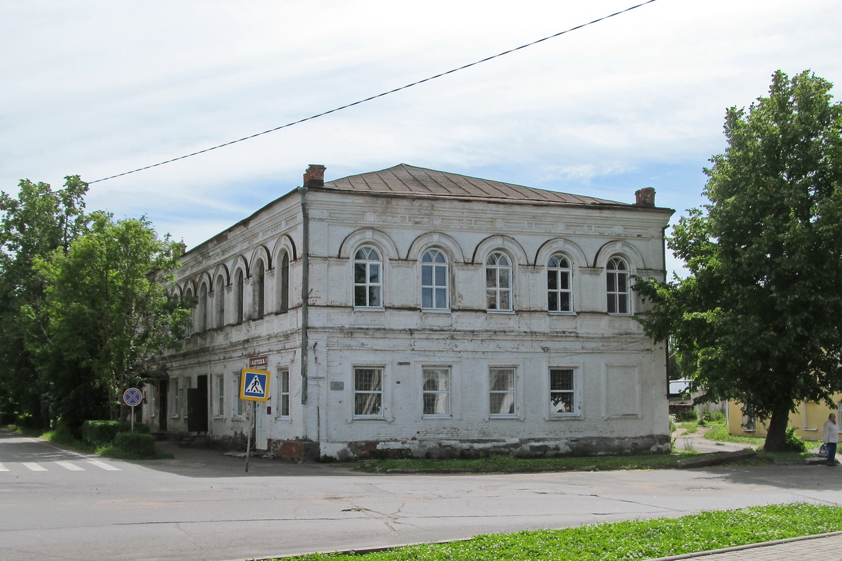 Пошехонье, Площадь Свободы, 3 / Улица Преображенского, 2