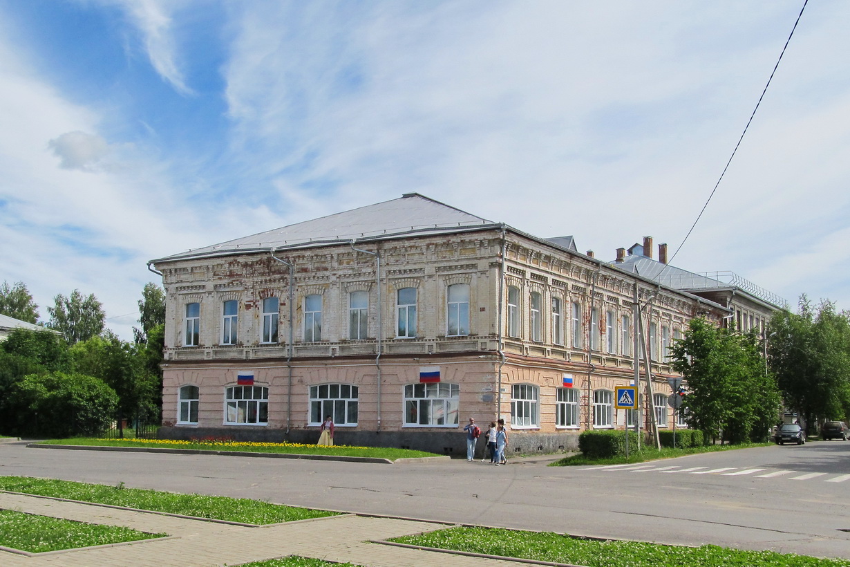 Пошехонье, Площадь Свободы, 4 / Улица Преображенского, 1