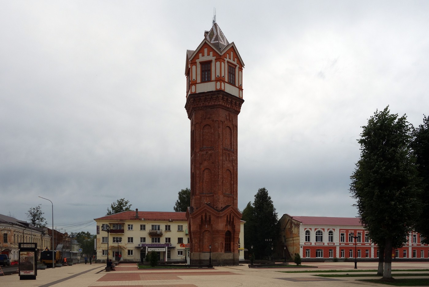 Старая Русса, Соборная площадь, ?; Соборная площадь, 5 / Гостинодворская улица, 1