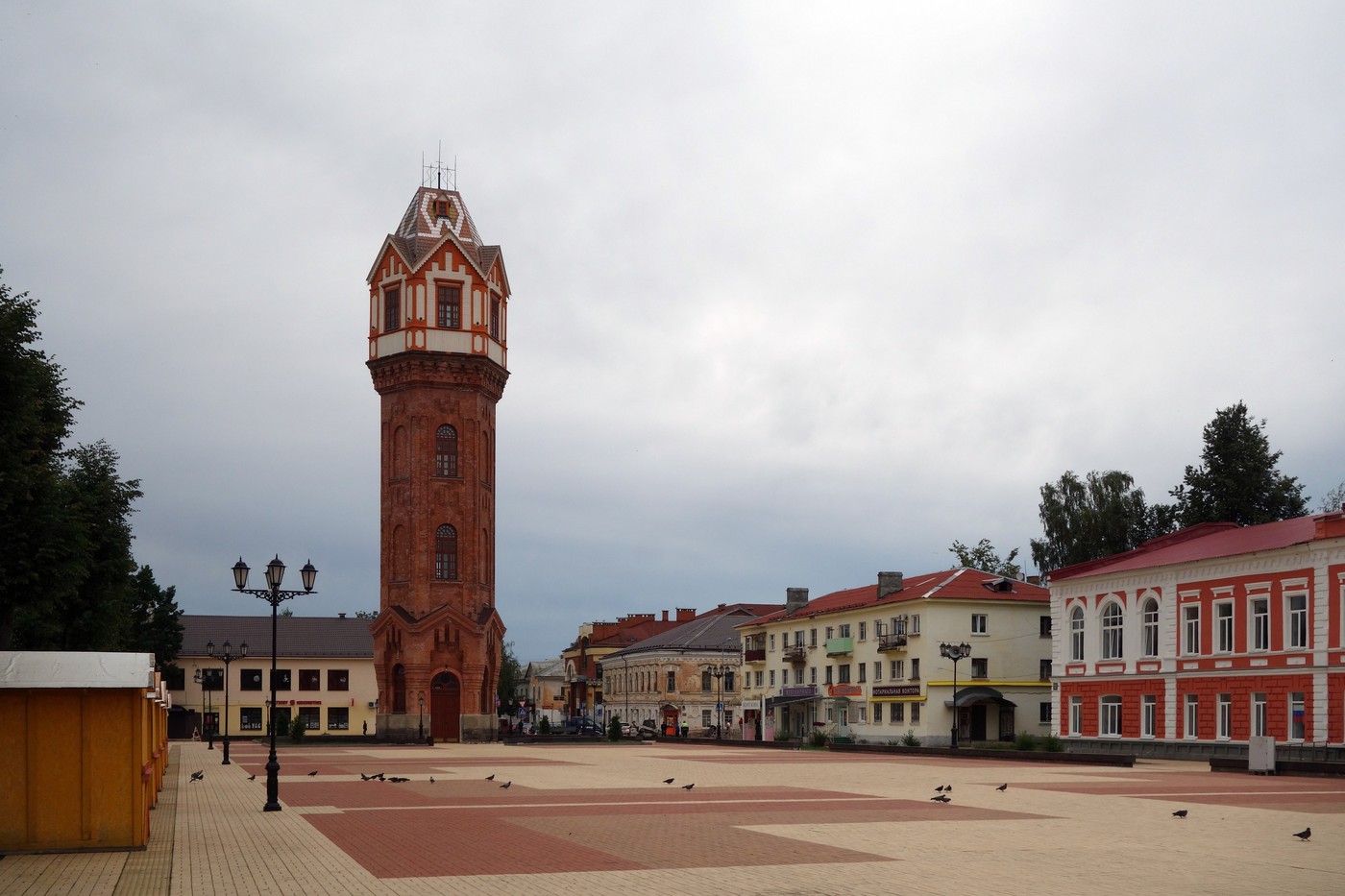 Старая Русса, Соборная площадь, ?; Соборная площадь, 5 / Гостинодворская улица, 1