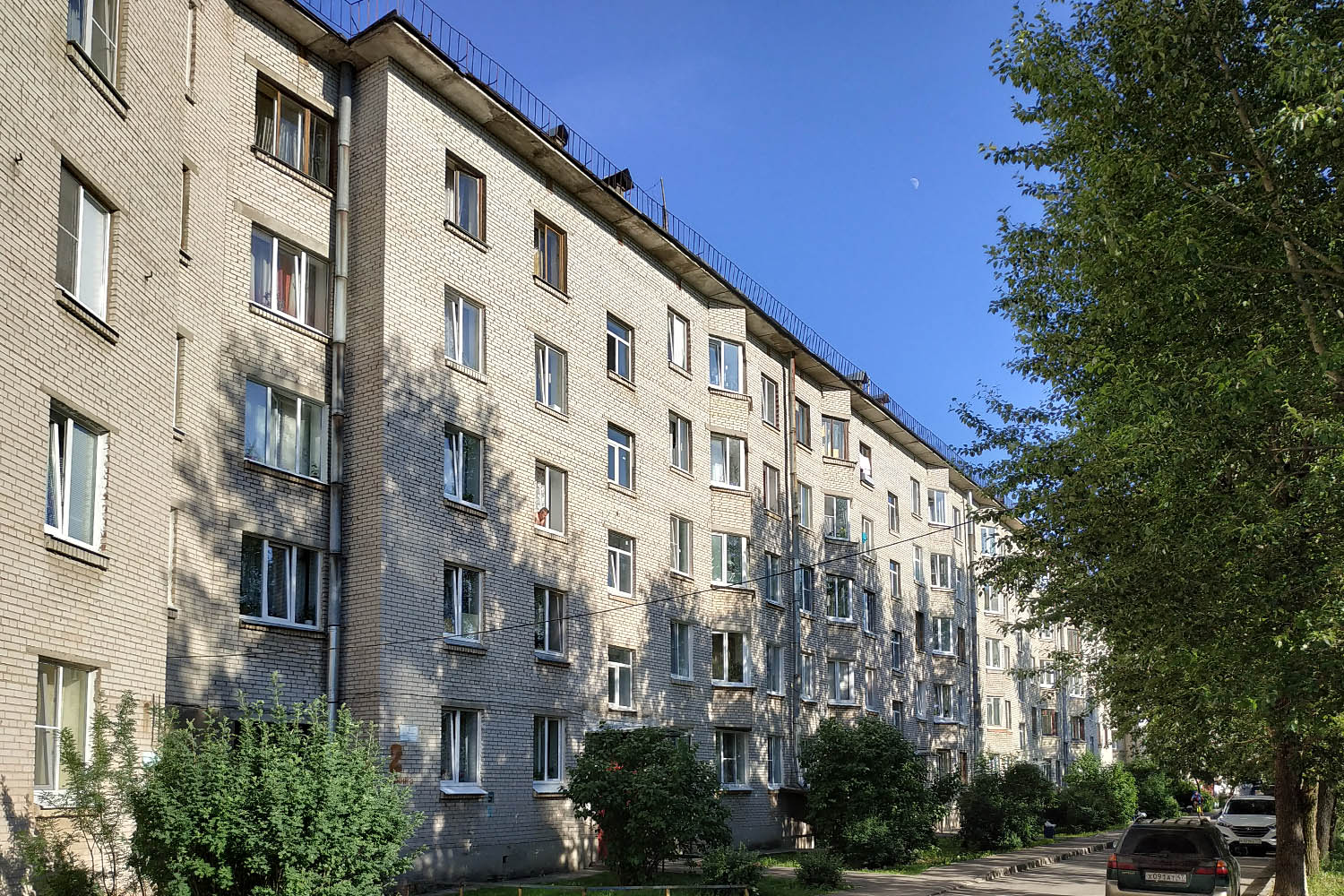 Войсковицы, Площадь Манина, 2