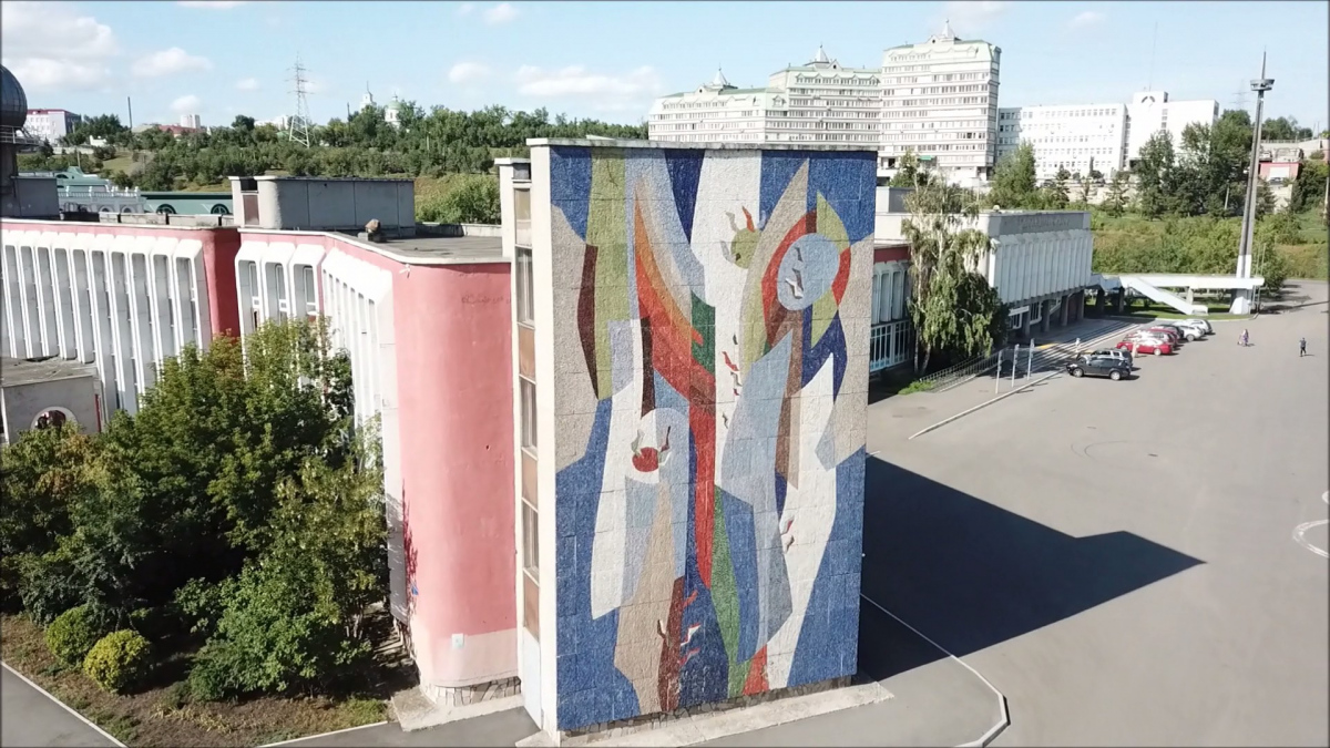 Красноярск, Улица Конституции СССР, 1. Монументальное искусство (мозаики, росписи, барельефы, сграфито)