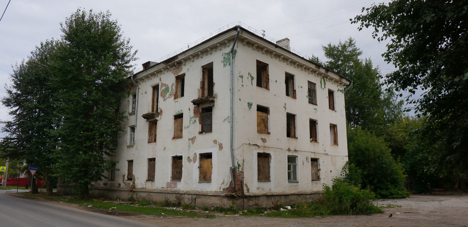 Пермь, Боровая улица, 20 / Углеуральская улица, 13