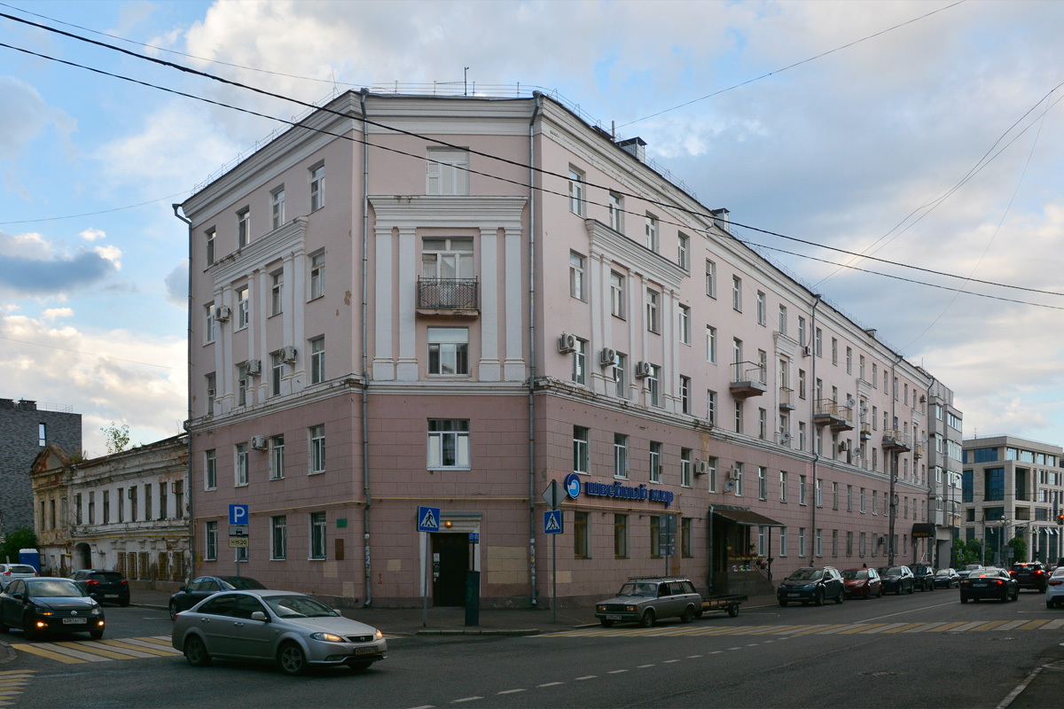 Казань, Улица Парижской Коммуны, 4 / Улица Николая Столбова, 11