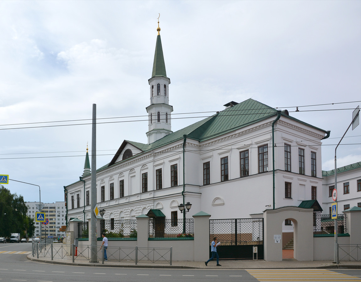 Казань, Улица Габдуллы Тукая, 40 / Улица Парижской Коммуны, 22