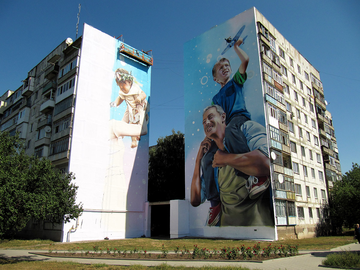 Artjomovsk, Улица Чайковского, 105; Улица Чайковского, 107. Монументальное искусство (мозаики, росписи, барельефы, сграфито)