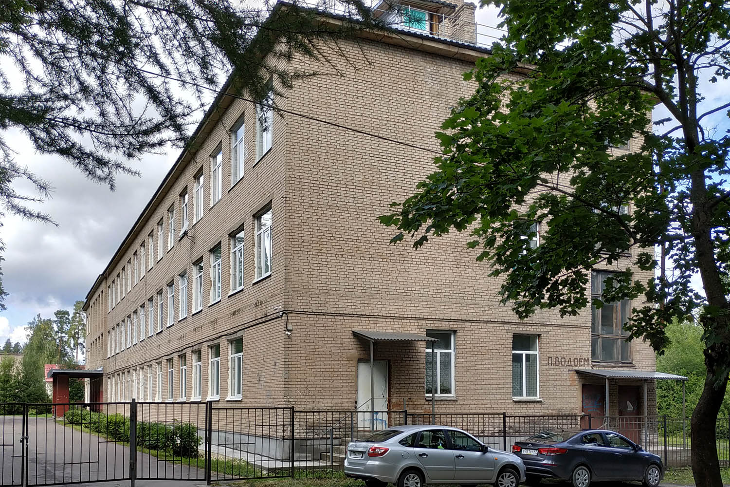 Сиверский, Улица Достоевского, 13