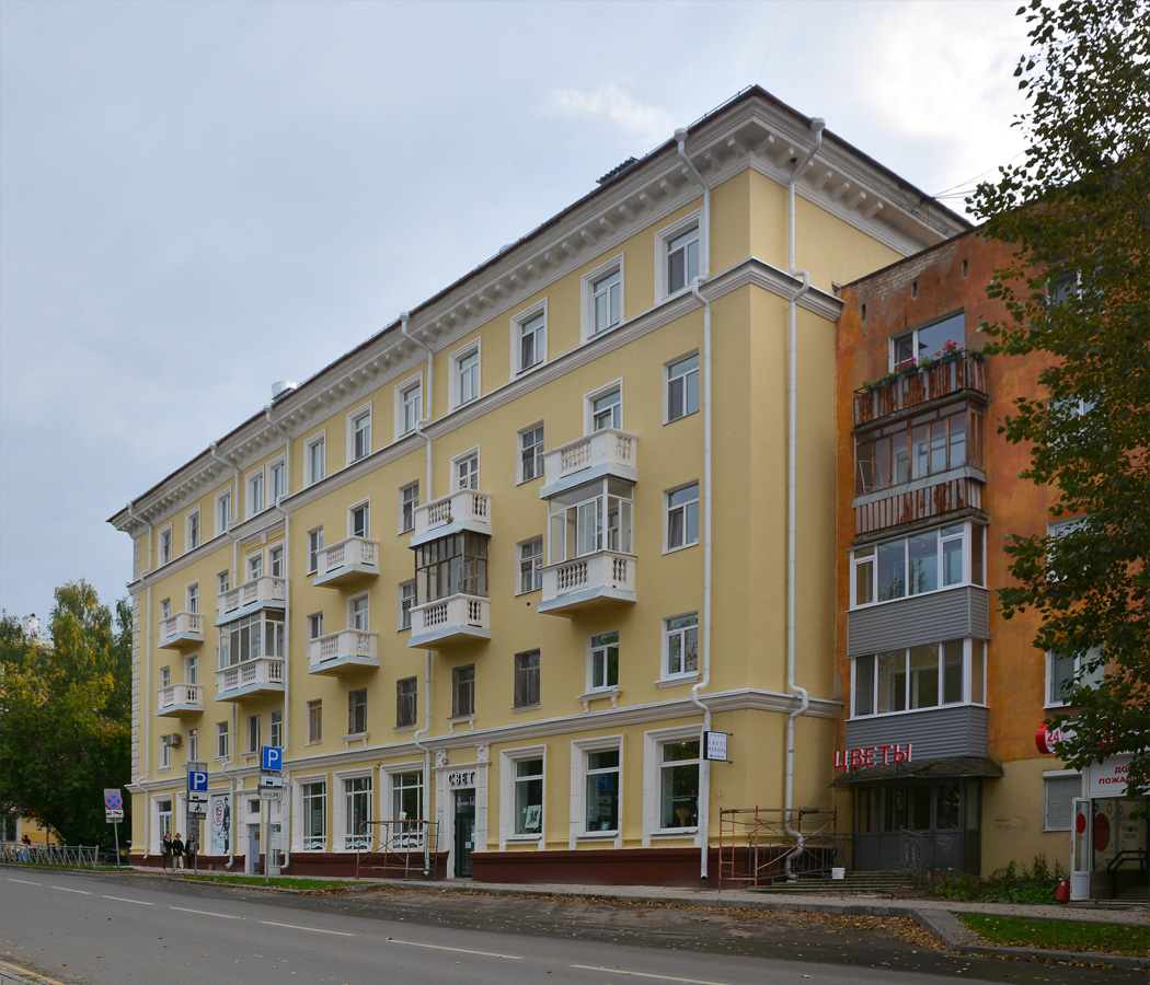 Пермь, улица луначарского, 32 / Улица 25 Октября, 23