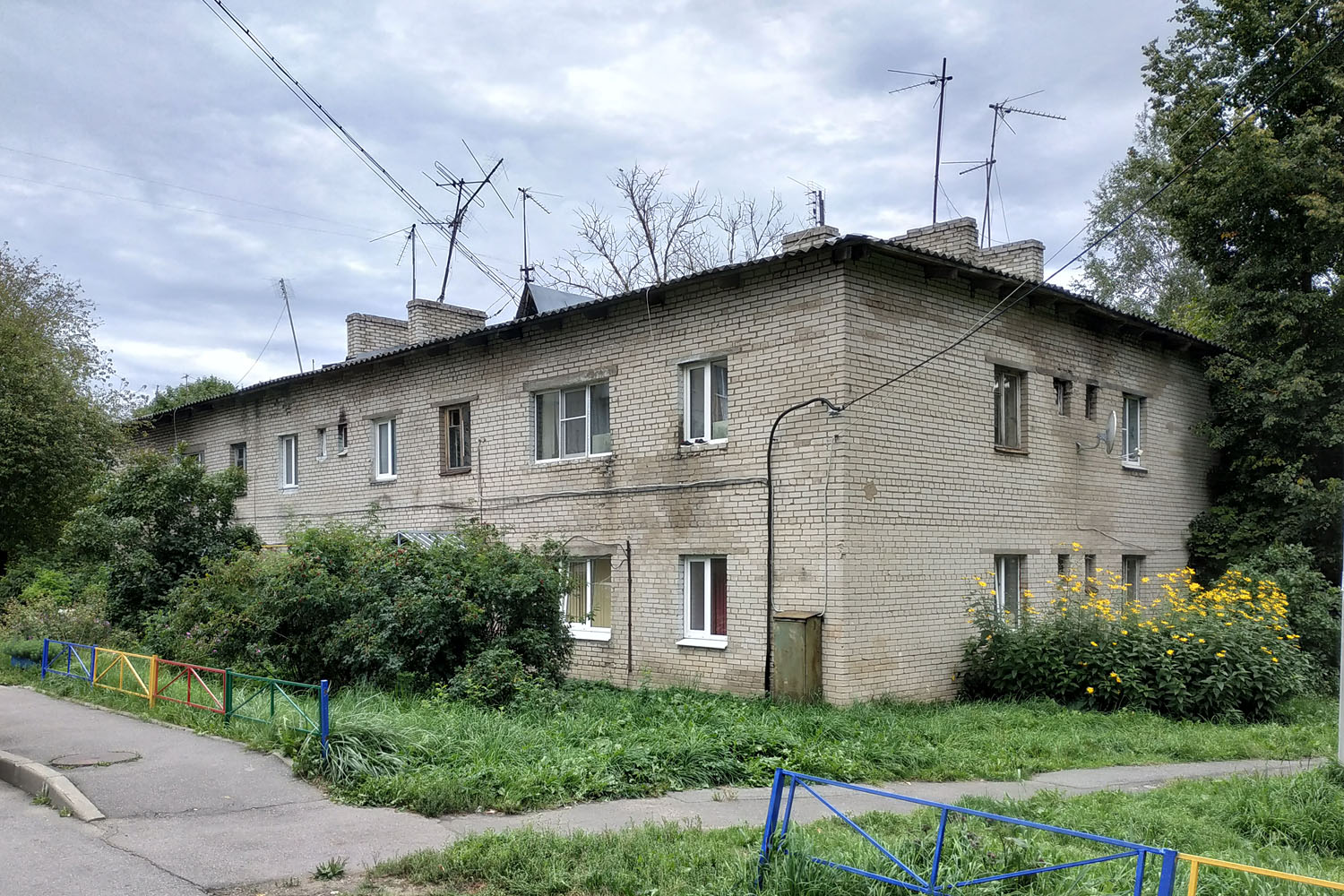 Большие Колпаны, Улица Казначеева, 3