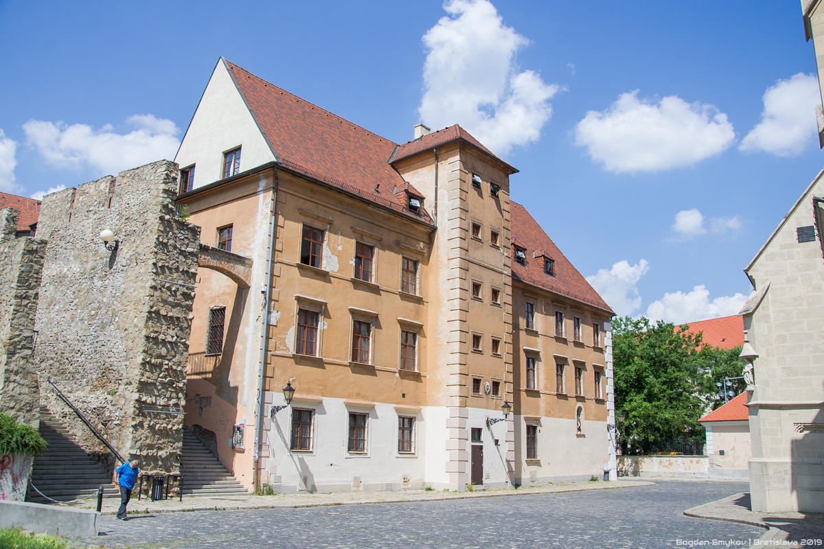 Братислава, Kapitulská ulica, 26 / Rudnayovo námestie