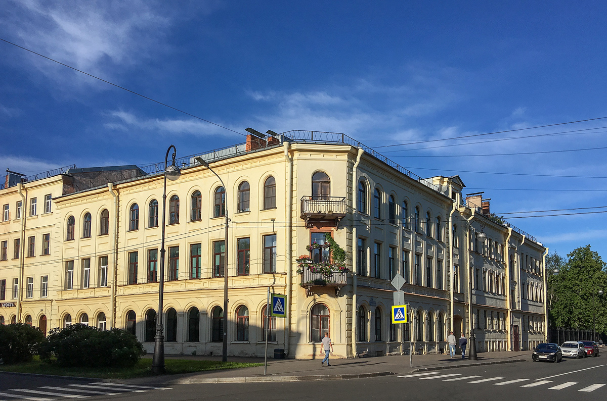 Kronstadt, Петровская улица, 13 / Красная улица, 6