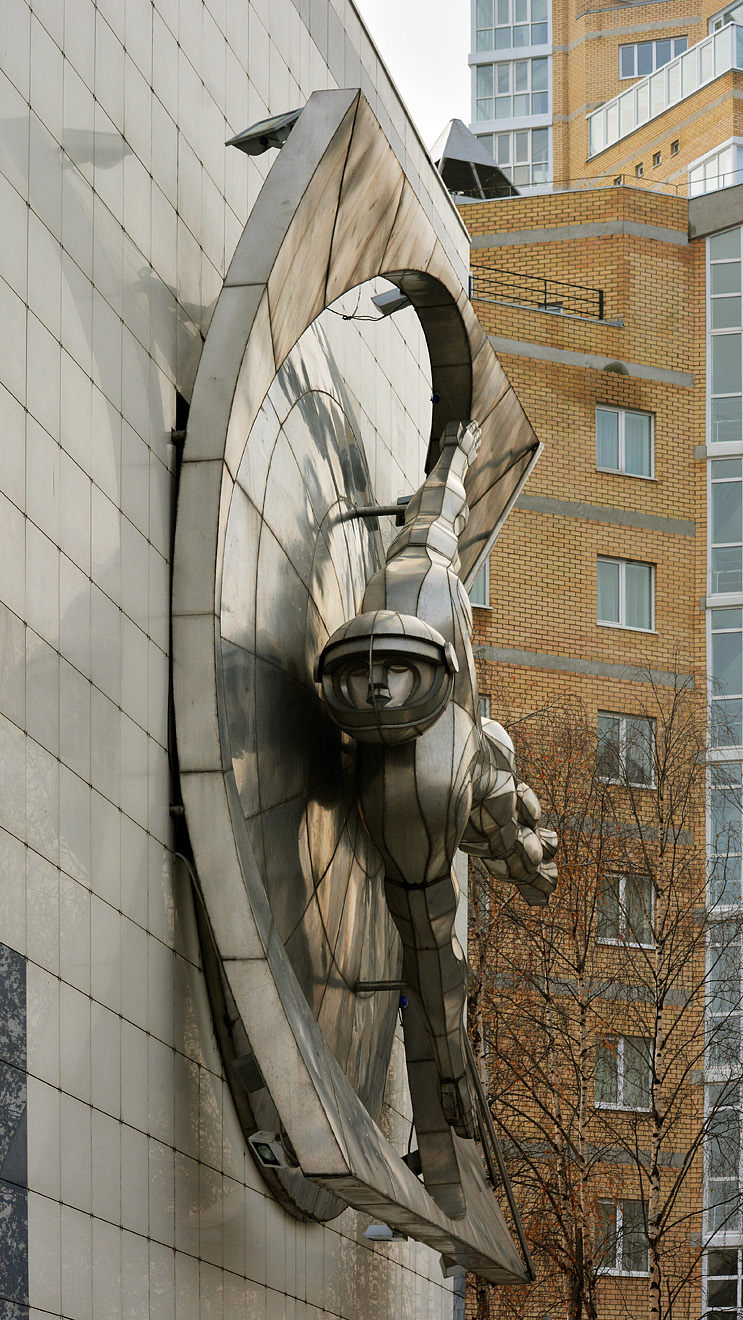 Пермь, Улица Мира, 39. Монументальное искусство (мозаики, росписи, барельефы, сграфито)