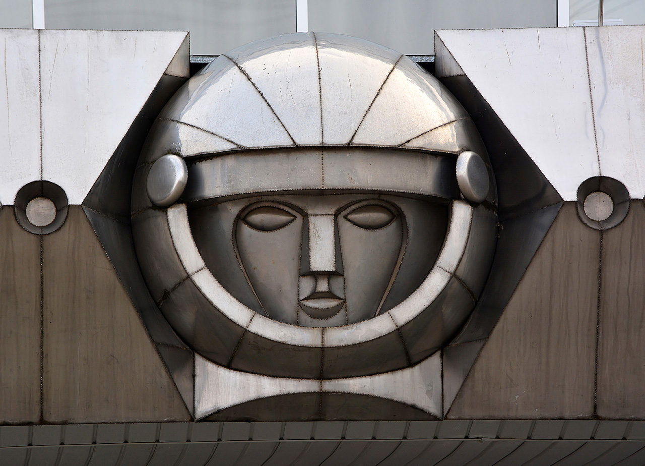 Пермь, Улица Мира, 39. Монументальное искусство (мозаики, росписи, барельефы, сграфито)