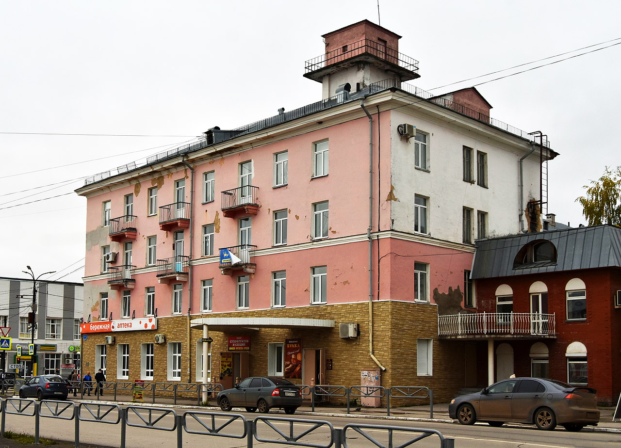 Lysva, Улица Мира, 10 / Улица Смышляева, 24