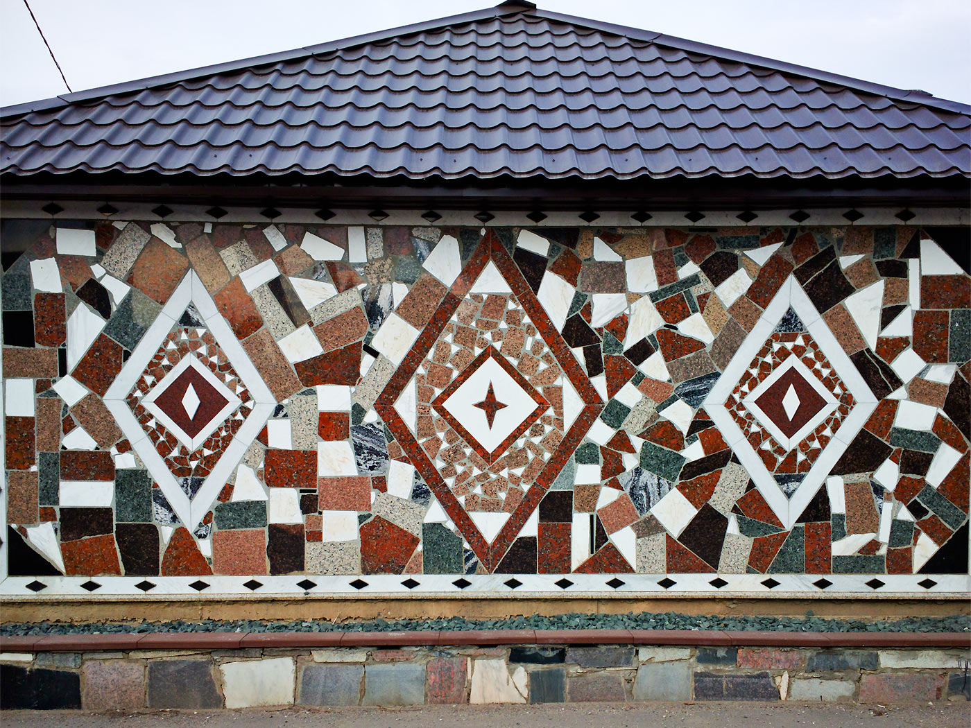 Самара, Берёзовая улица, 7 (гараж). Монументальное искусство (мозаики, росписи, барельефы, сграфито)