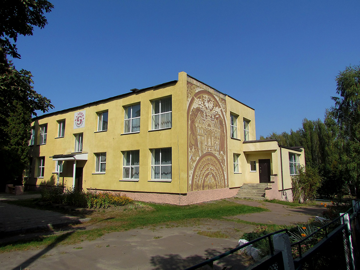 Тростянец, Улица Татаренко, 8А. Монументальное искусство (мозаики, росписи, барельефы, сграфито)