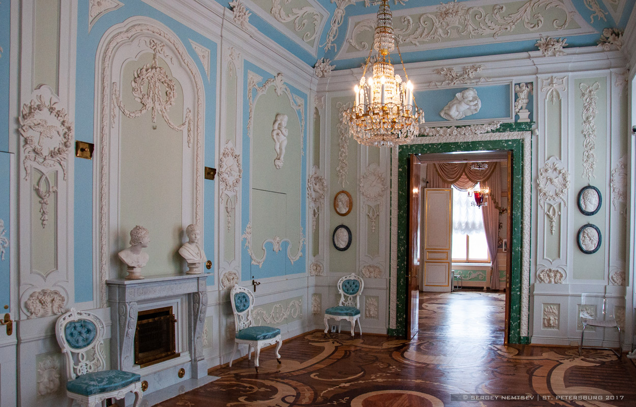 Гатчина, Красноармейский проспект, 1