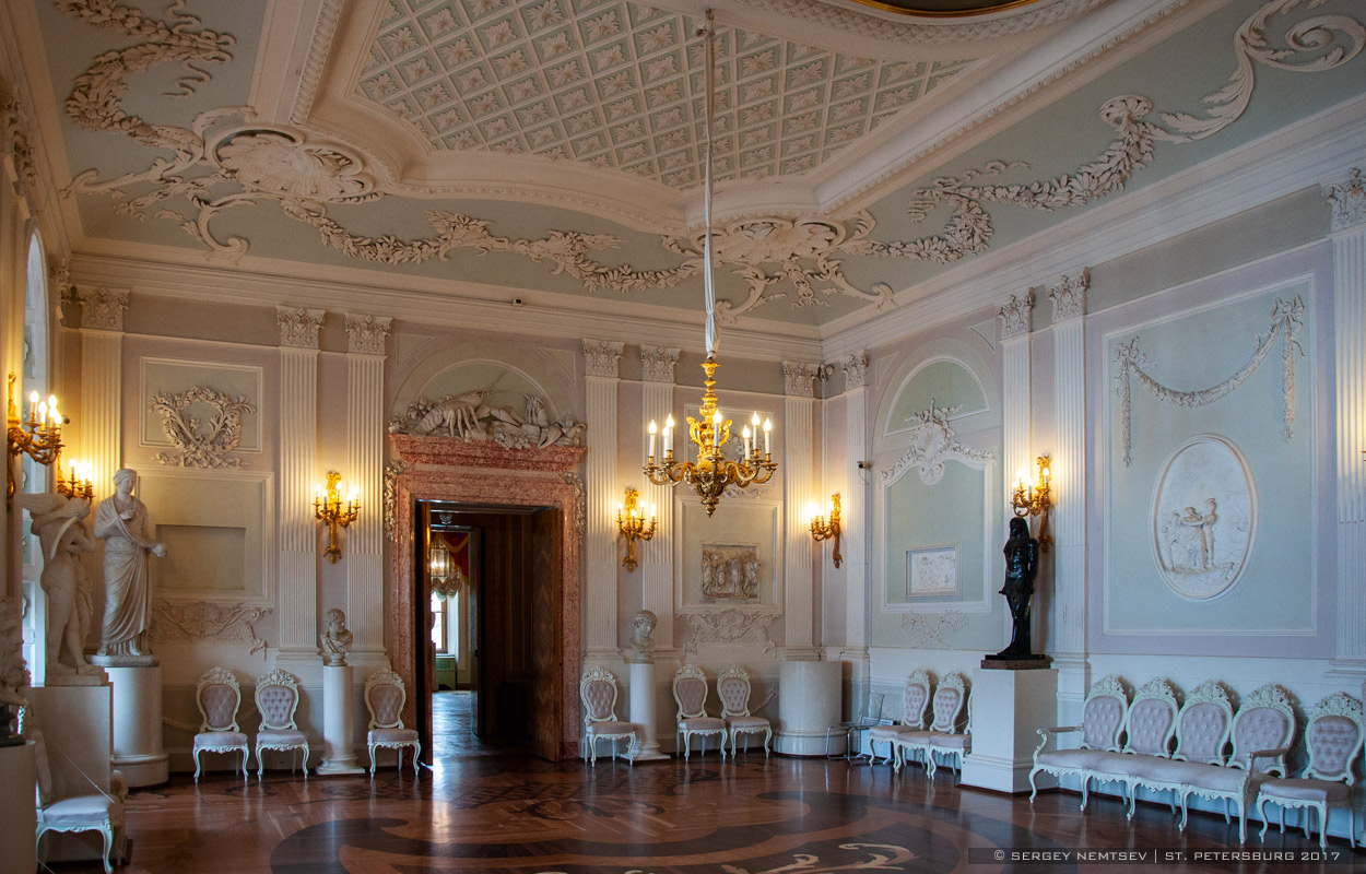Гатчина, Красноармейский проспект, 1