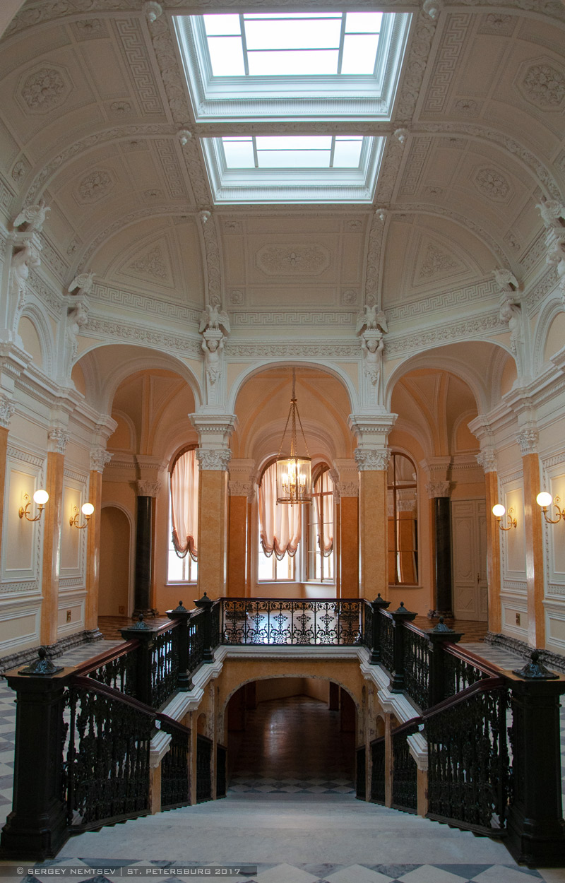 Гатчина, Красноармейский проспект, 1