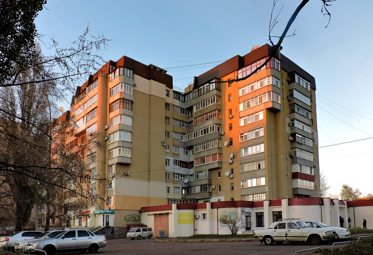 Kharkov, Улица Героев Труда, 25 / Улица Гвардейцев-Широнинцев, 71