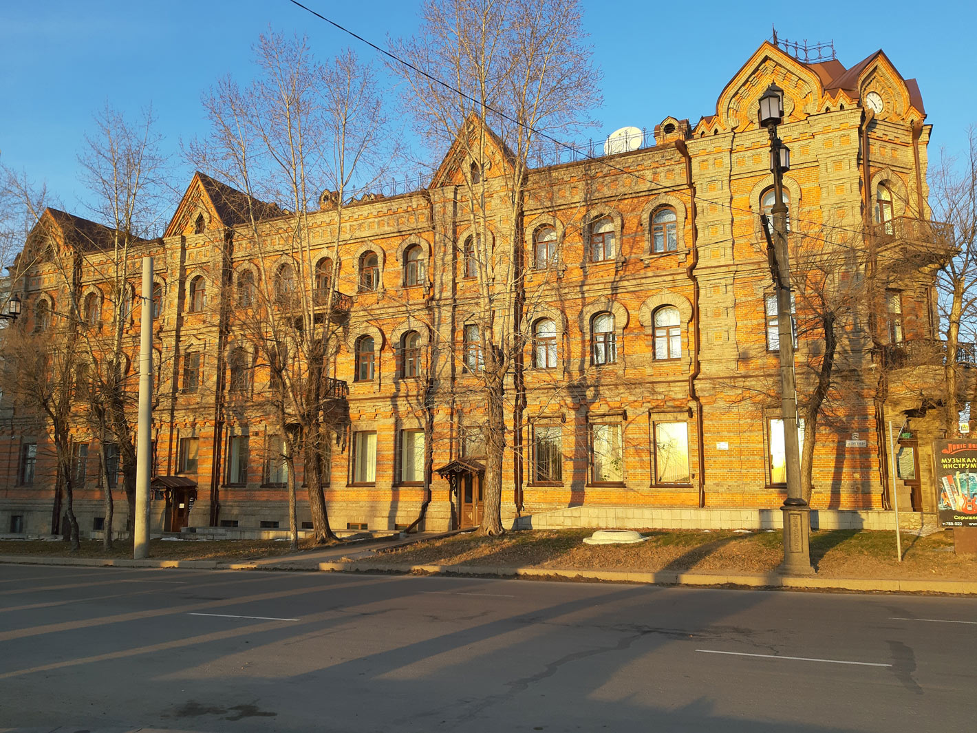 Хабаровск, Улица Муравьёва-Амурского, 1 / Улица Тургенева, 72