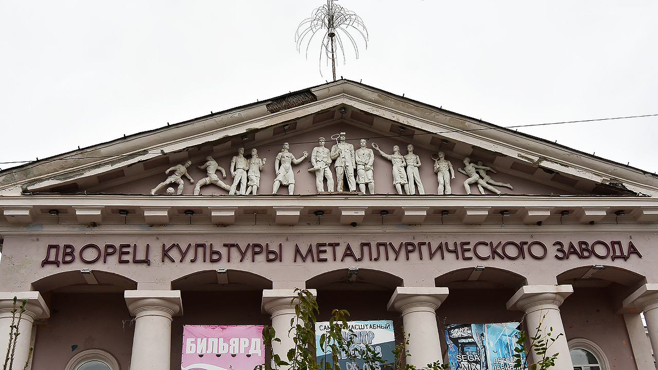 Лысьва, Улица Ленина, 2. Монументальное искусство (мозаики, росписи, барельефы, сграфито)