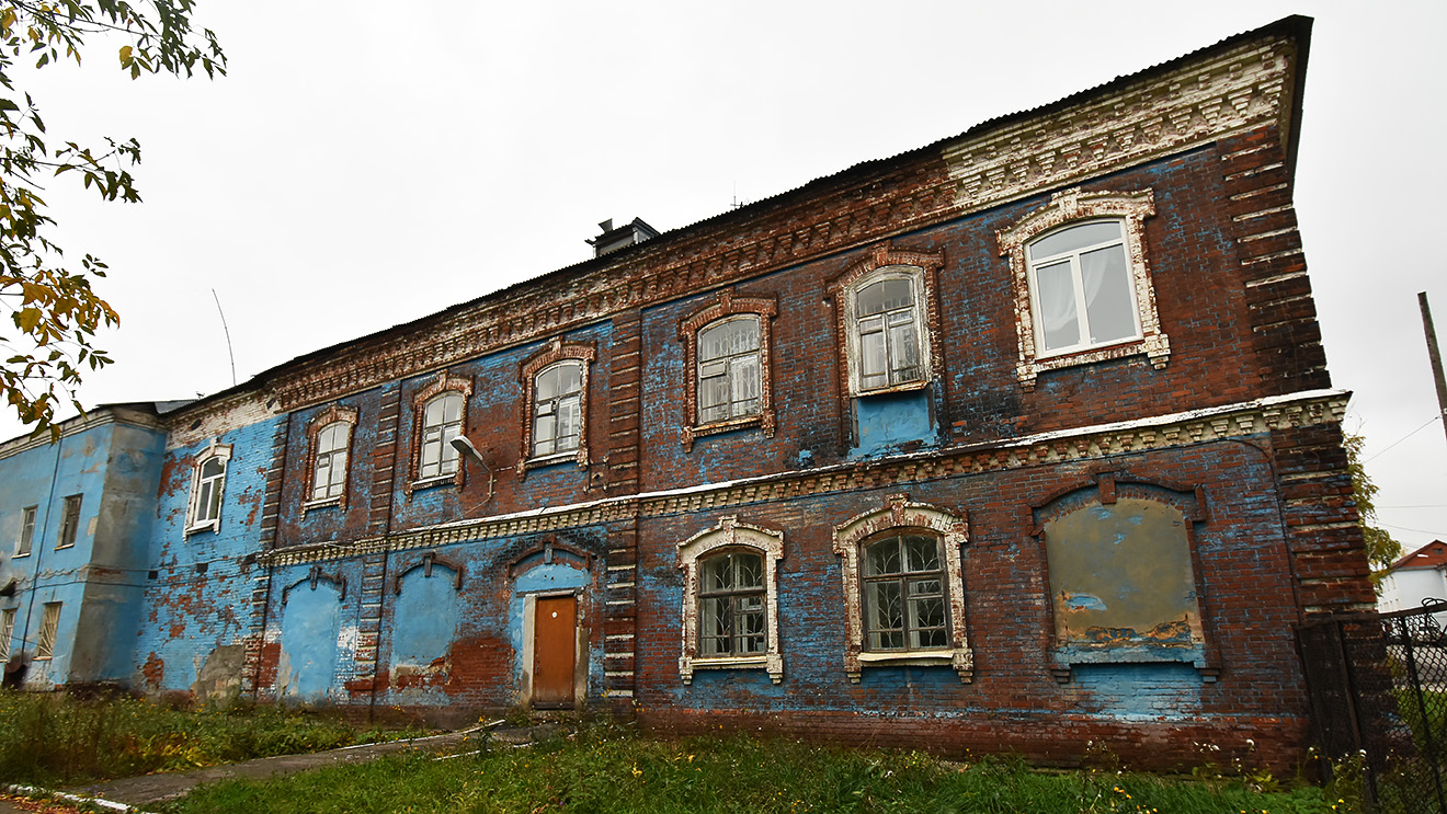 Лысьва, Улица Коммунаров, 7. Монументальное искусство (мозаики, росписи, барельефы, сграфито)