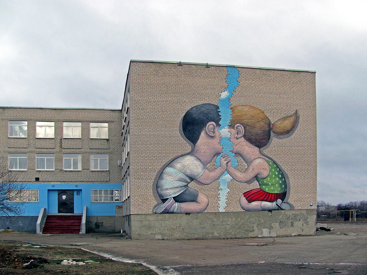 Попасная, Донецкая улица, 2А. Монументальное искусство (мозаики, росписи, барельефы, сграфито)