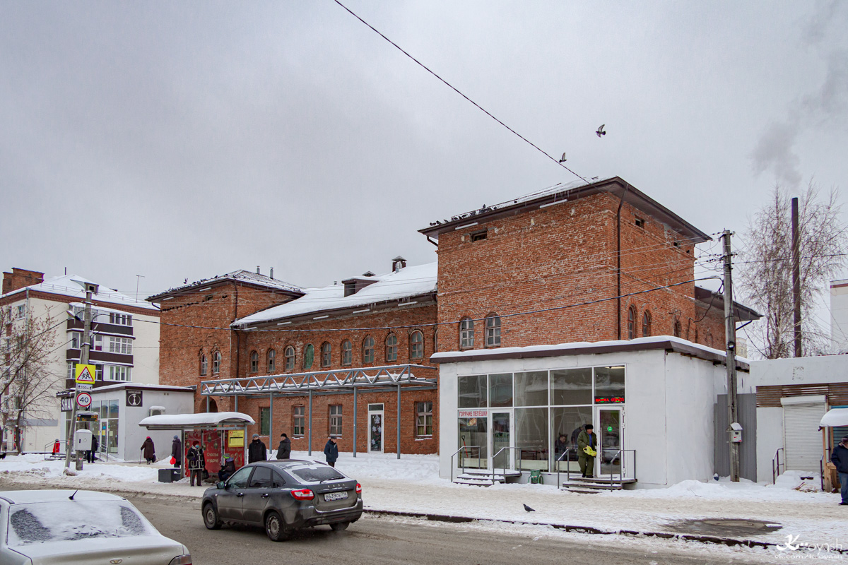 Казань, Улица Максимова, 47 / Улица Челюскина, 34