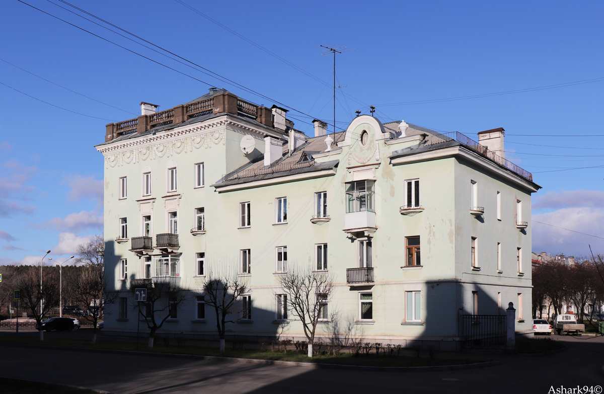 Железногорск, Улица Советской армии, 5 / Советская улица, 2