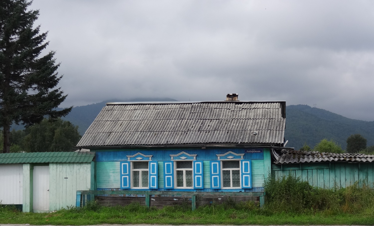 Utulik, Набережная улица, 1