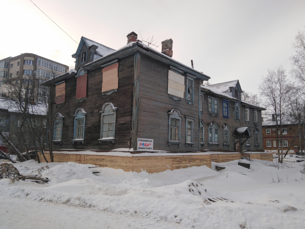 Archangelsk, Проспект Советских Космонавтов, 42 / Улица Выучейского, 45