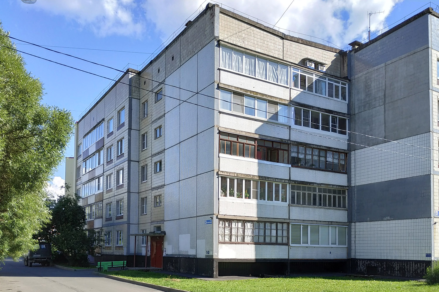 Кiришi, Улица Строителей, 42 (подъезды 1-2)