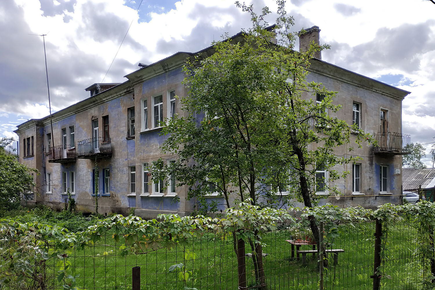 Кобринское, Школьная улица, 1