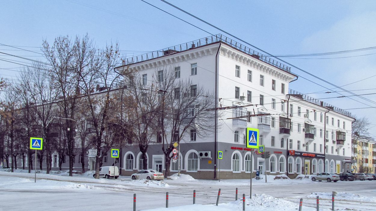 Уфа, Улица Космонавтов, 9 / Кольцевая улица, 16