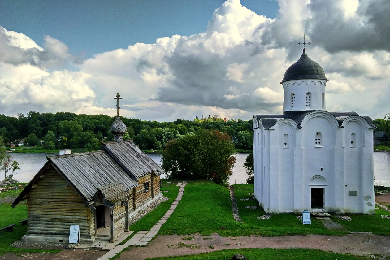 Старая Ладога, Волховский проспект, 19 Димитриевская церковь; Волховский проспект, 19 Георгиевская церковь