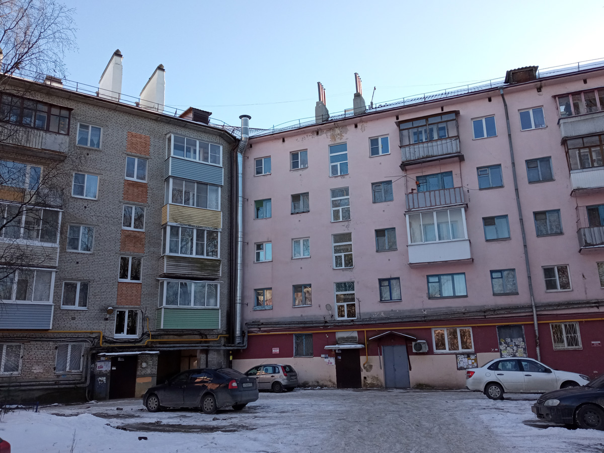 Великий Новгород, Воскресенский бульвар, 1А; Псковская улица, 2