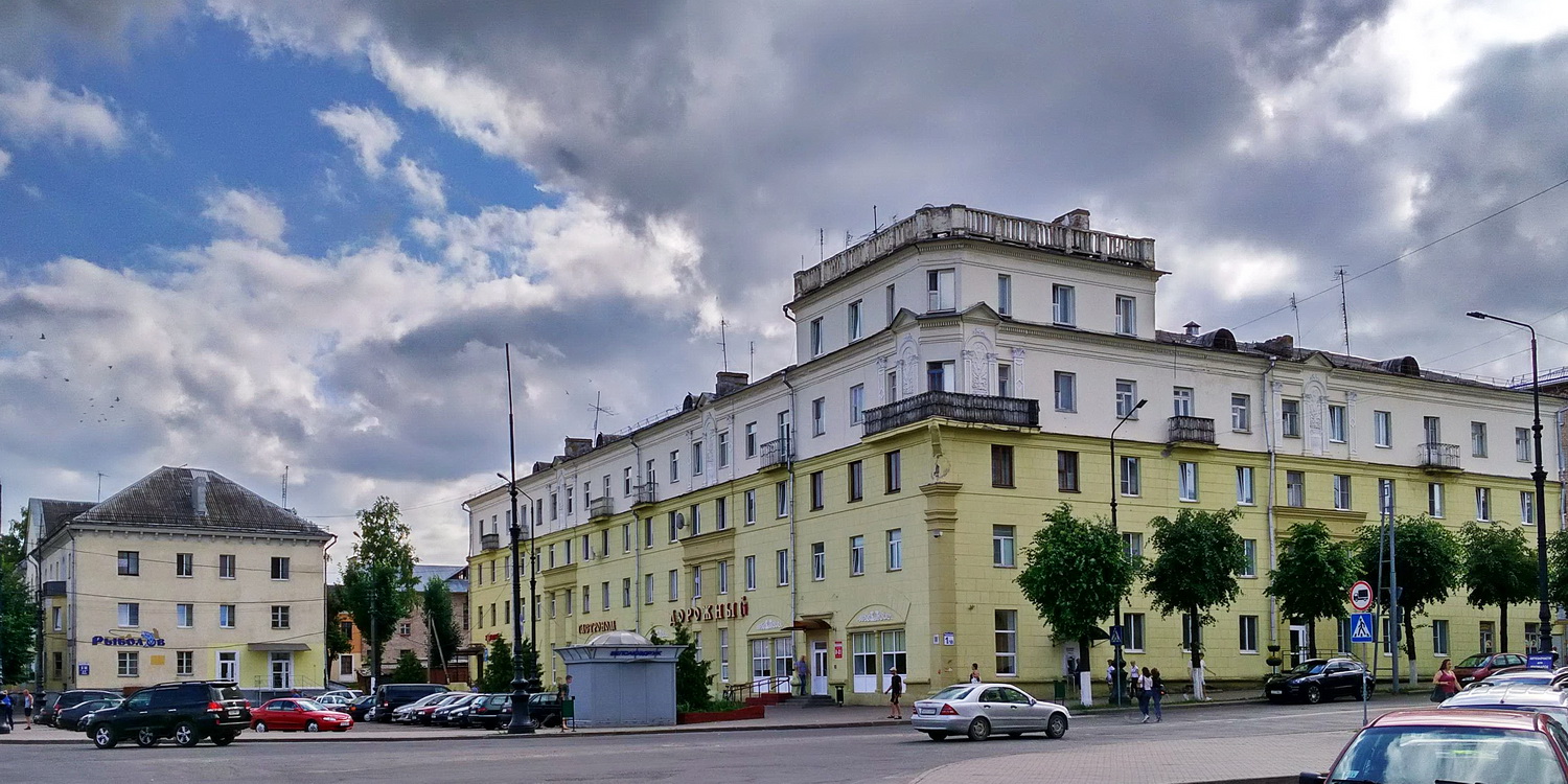 Борисов, Улица Труда, 20; Проспект Революции, 1 / Улица Труда, 18