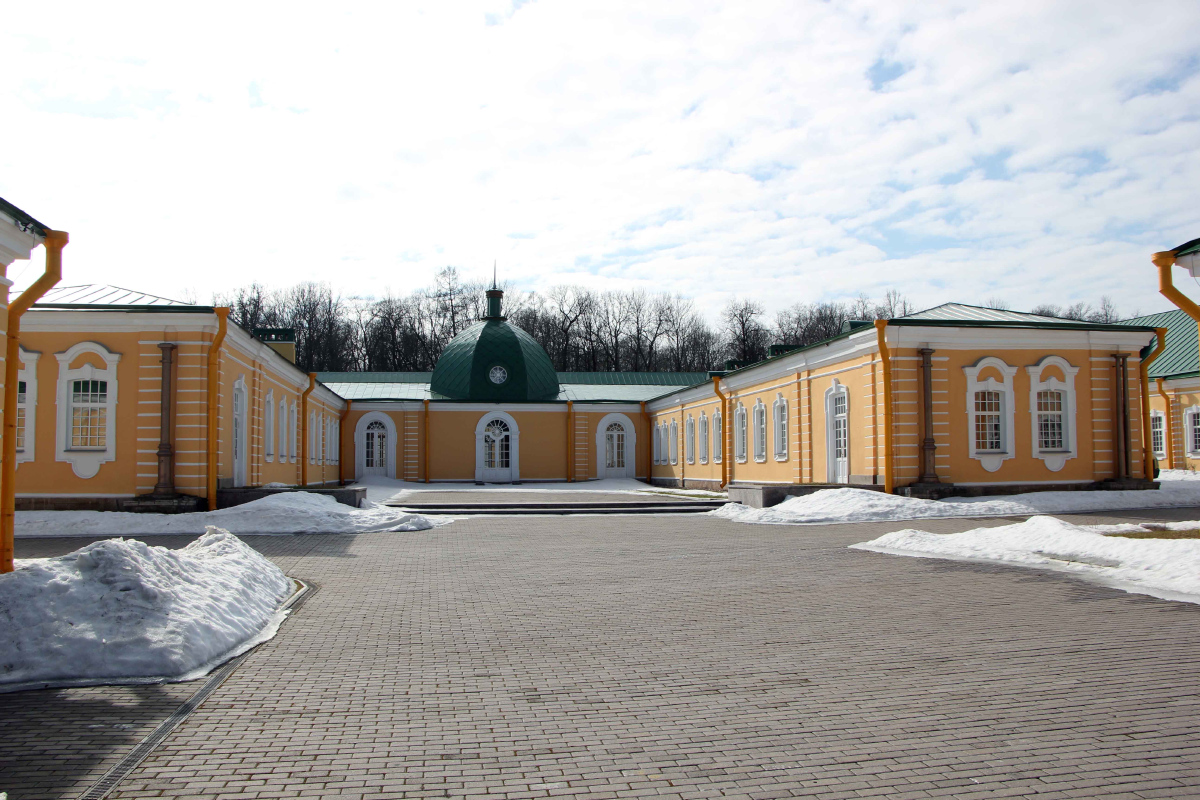 Пушкiн, Конюшенная улица, 1 / Садовая улица, 18
