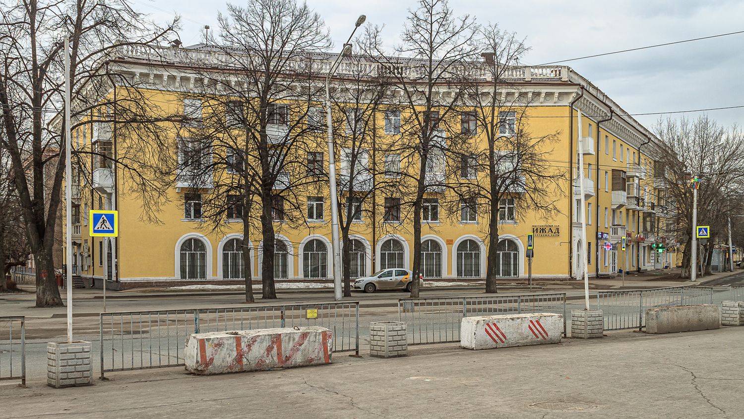 Уфа, Улица Космонавтов, 22 / Улица Мира, 25