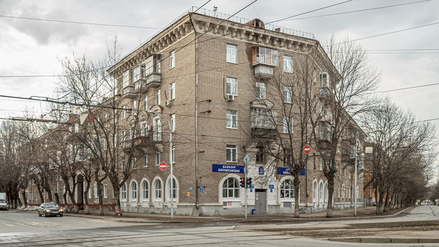 Уфа, Кольцевая улица, 24 / Улица Конституции, 10