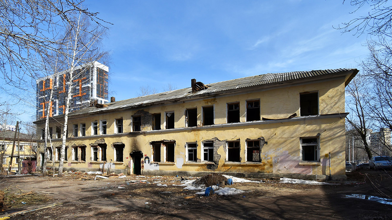 Пермь, Локомотивная улица, 4; Улица Энгельса, 27